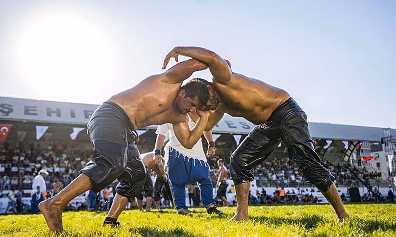 Deux combattants s'engagent au corps à corps dans l'une des nombreuses compétitions de lutte des World Nomad Games.