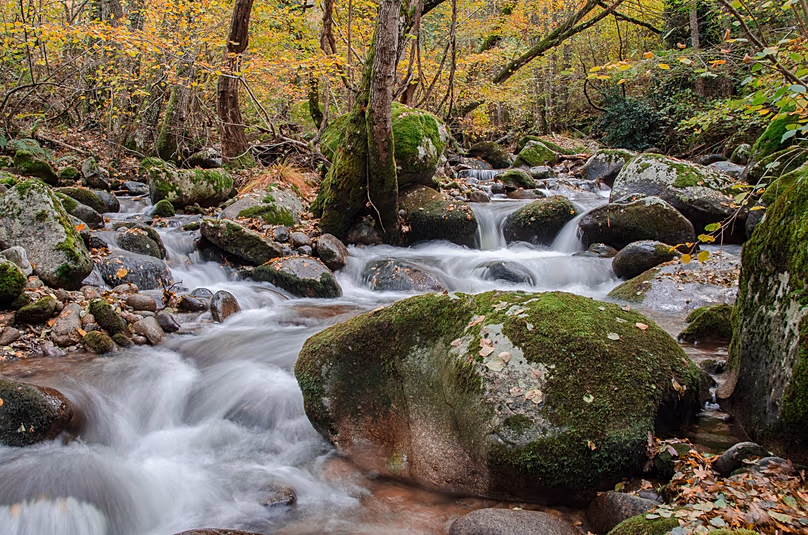 La rivière Ambroz traversant Hervás, en direction de la commune de La Garganta, dans la vallée de l'Ambroz.