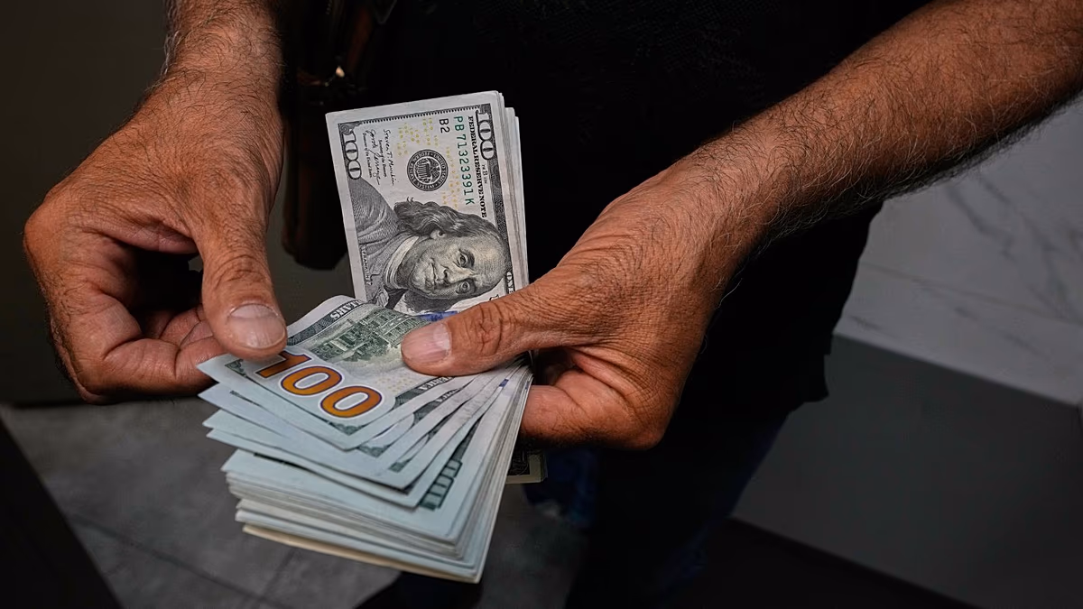 Le rial iranien en chute libre alors que le dollar franchit la barre des 2,1 millions