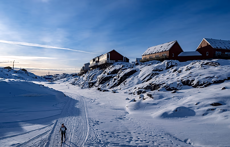 Une personne skie à Nuuk, le 6 février 2026
