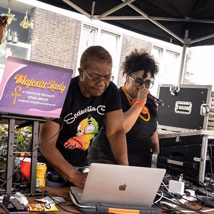 Lady Banton (photo de gauche) sur les ponts du carnaval de Notting Hill