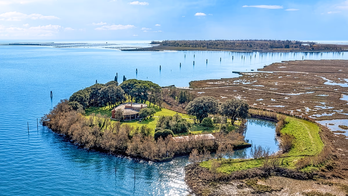 Cette île privée de la lagune de Venise est en vente pour 5,5 millions d'euros – et comprend un fort de l'époque napoléonienne.