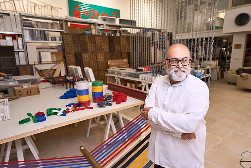 Norbert Francis Attard pose dans son studio à Gozo