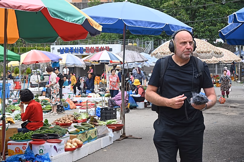 L'artiste Michael Quinton parcourt un marché de Gwangju à la recherche de « sons intermédiaires »