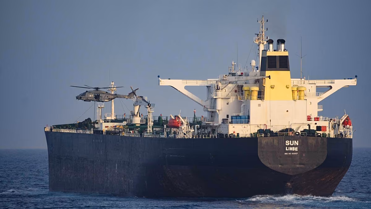 Un pétrolier présumé de la flotte fantôme russe arraisonné par les forces de l'UE en Méditerranée