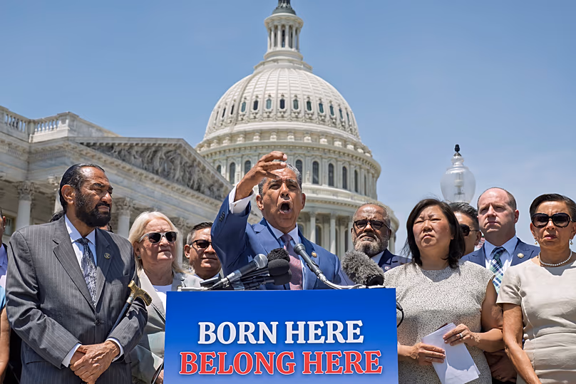 Le président du Congressional Hispanic Caucus, Adriano Espaillat, et d'autres membres démocrates de la Chambre des représentants réagissent à la décision de la Cour suprême de confirmer le droit de naissance à la citoyenneté, le 30 juin 2026.