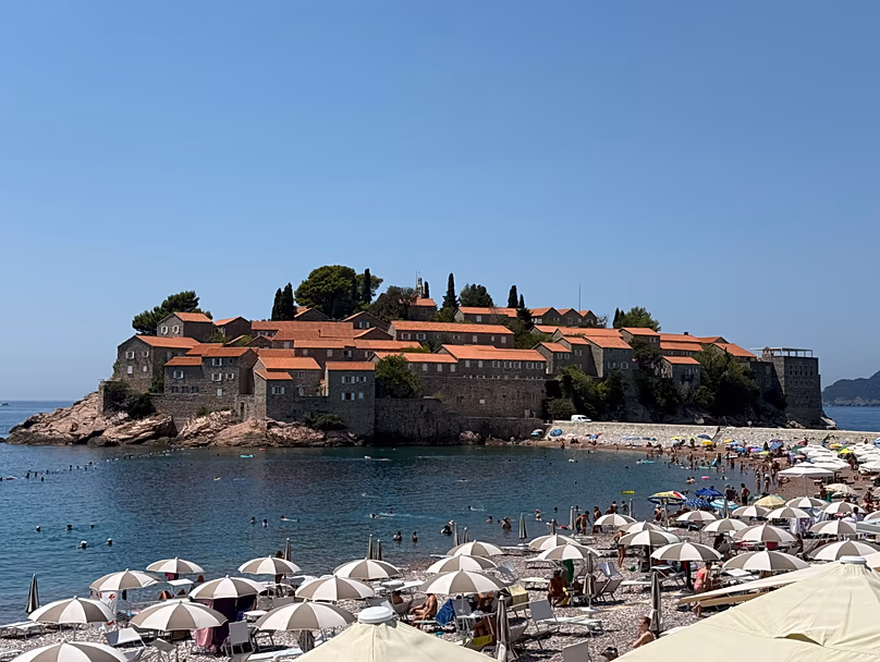 Vue panoramique sur Sveti Stefan et sa plage