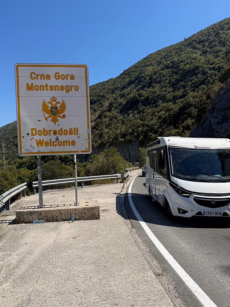 La frontière du Monténégro avec la Croatie avec des files de véhicules de plusieurs kilomètres