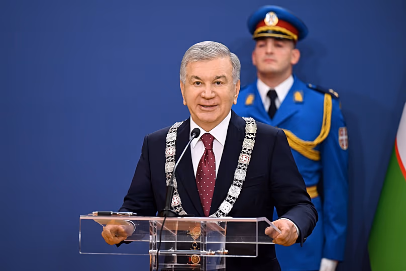 Le président ouzbek Shavkat Mirziyoyev s'exprime après avoir reçu la plus haute distinction serbe du Grand Collier