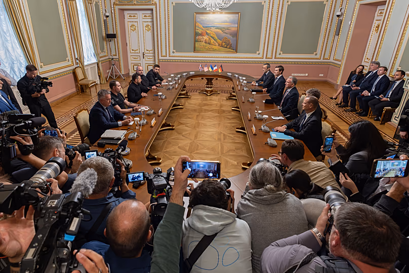 Volodymyr Zelenskyy lors d'une réunion avec les envoyés américains Steve Witkoff, Jared Kushner et des représentants européens à Kiev, le 6 septembre 2026