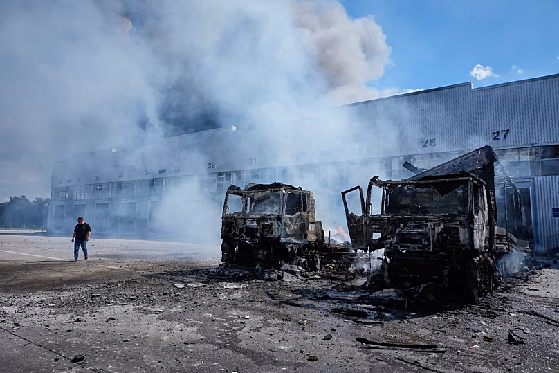 Des véhicules brûlent devant des entrepôts suite à une attaque aérienne russe à Kiev, le 2 septembre 2026
