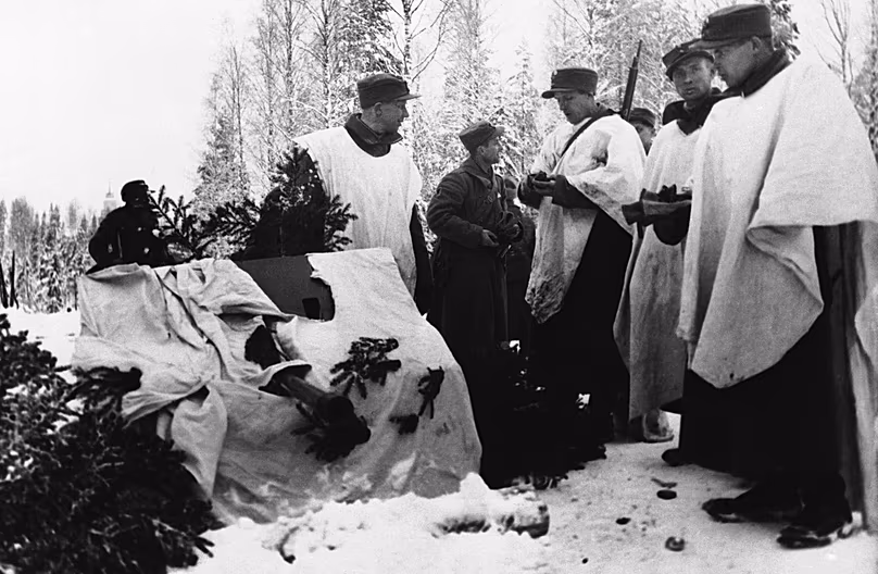 Une escouade d'artillerie légère finlandaise en patrouille dans l'isthme de Carélie, le 3 janvier 1940