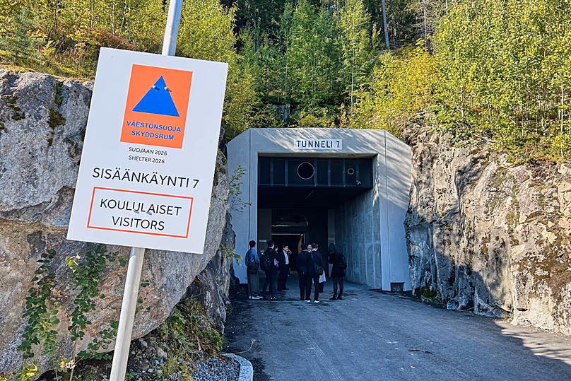 Des personnes se tiennent à l’entrée d’un abri conçu pour résister aux attaques chimiques, nucléaires et biologiques à Kuopio, le 2 septembre 2026
