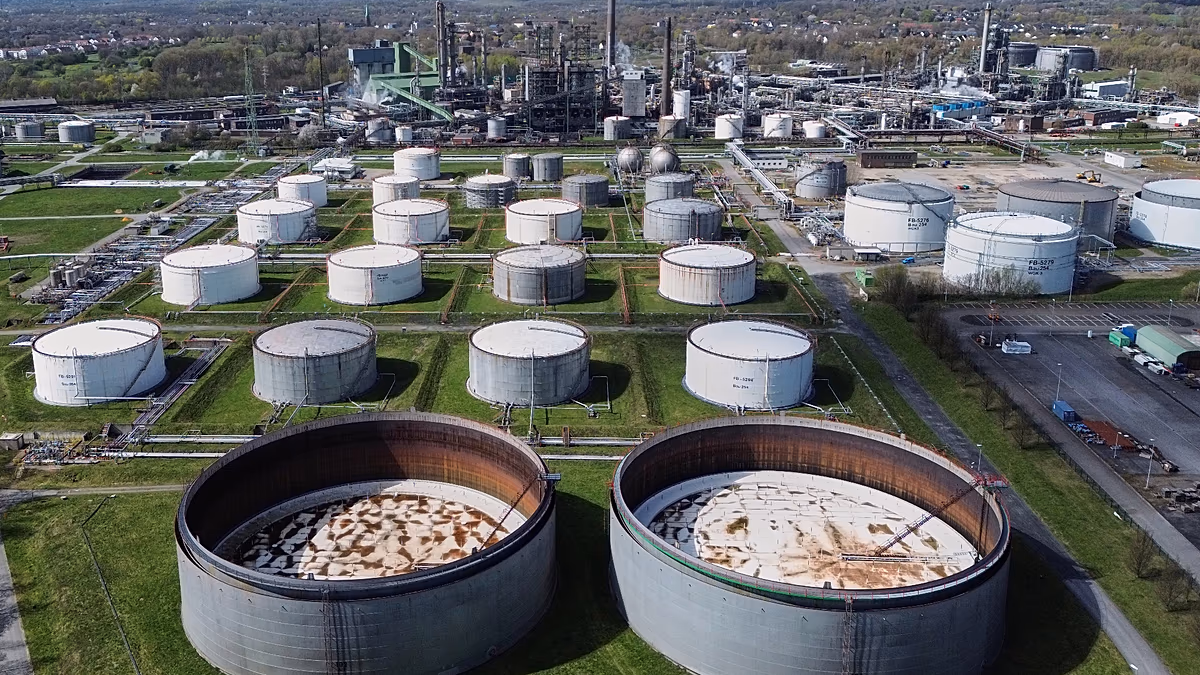 Pourquoi l’essence et le diesel sont-ils si chers alors que le pétrole brut n’atteint pas des niveaux records ?