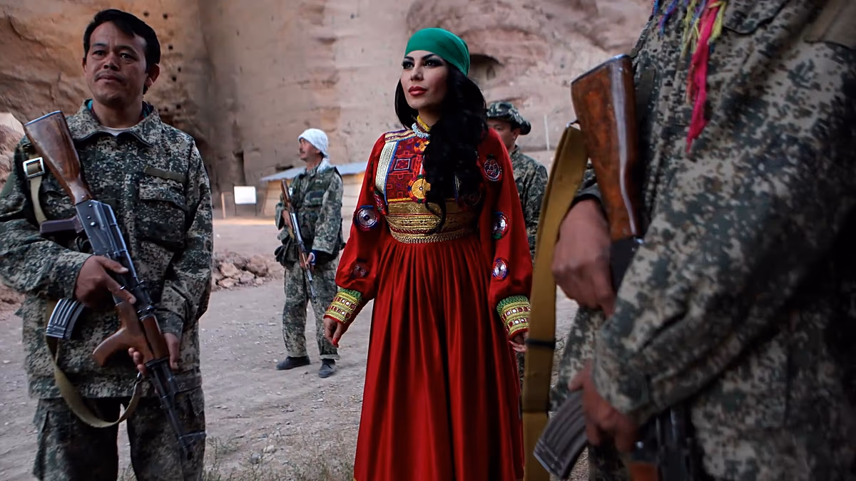 Ladies Only : la pop star afghane Aryana Sayeed affronte les talibans lors d’une tournée européenne