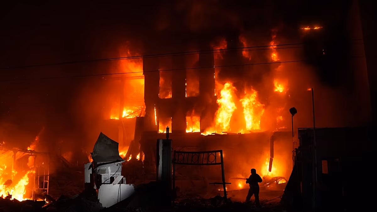 Les frappes russes reprennent après une brève interruption, tuant au moins deux personnes à Kiev malgré la médiation américaine