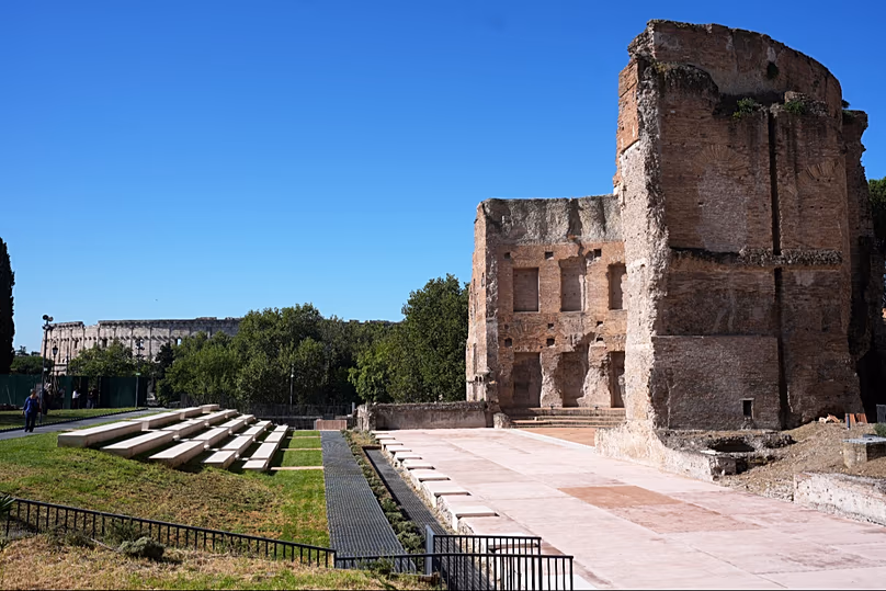 Les thermes de Trajan, en face du Colisée, se trouvent au-dessus des fondations souterraines où la fresque restaurée de la « Ville peinte » et la Grande Mosaïque ont été découvertes dans les années 1990.
