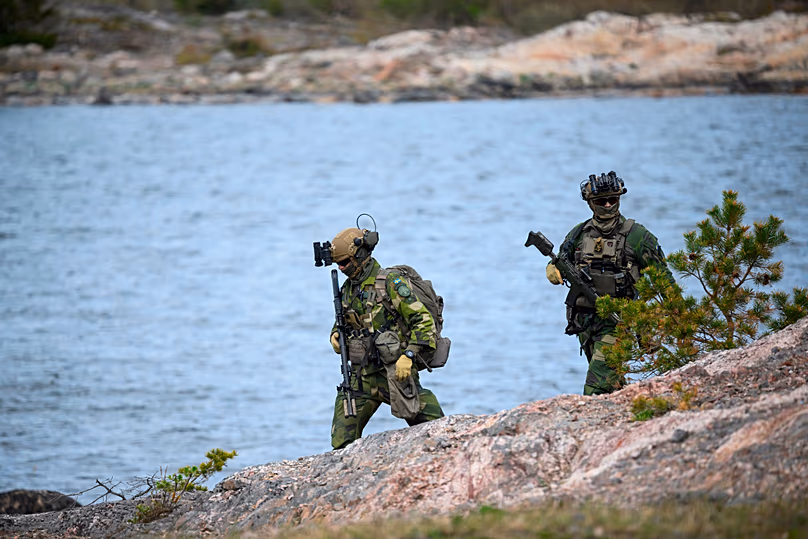 Personnel militaire suédois participant à l'exercice Aurora 26 dans la zone d'entraînement militaire de Väddö à Stockholm, le 5 mai 2026.