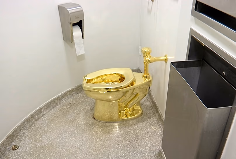 L'Amérique de Cattelan, une toilette en or 18 carats, a été créée comme une satire de la richesse excessive.
