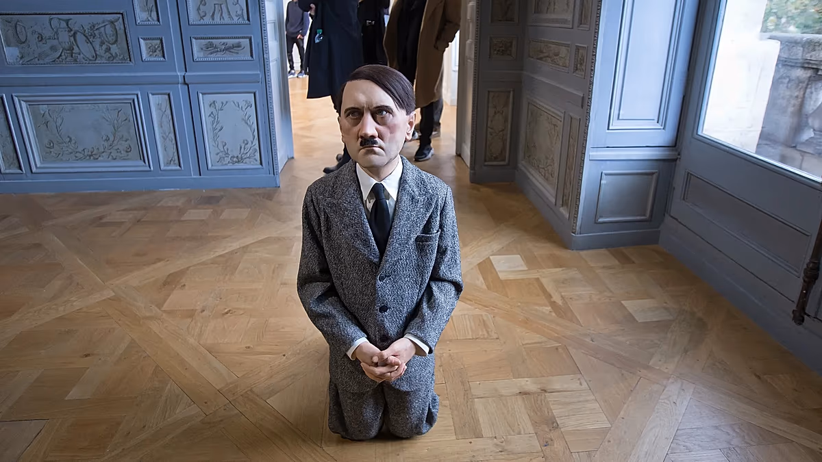 Hitler, chevaux et pigeons : Maurizio Cattelan explore le pouvoir et les ténèbres dans une exposition berlinoise