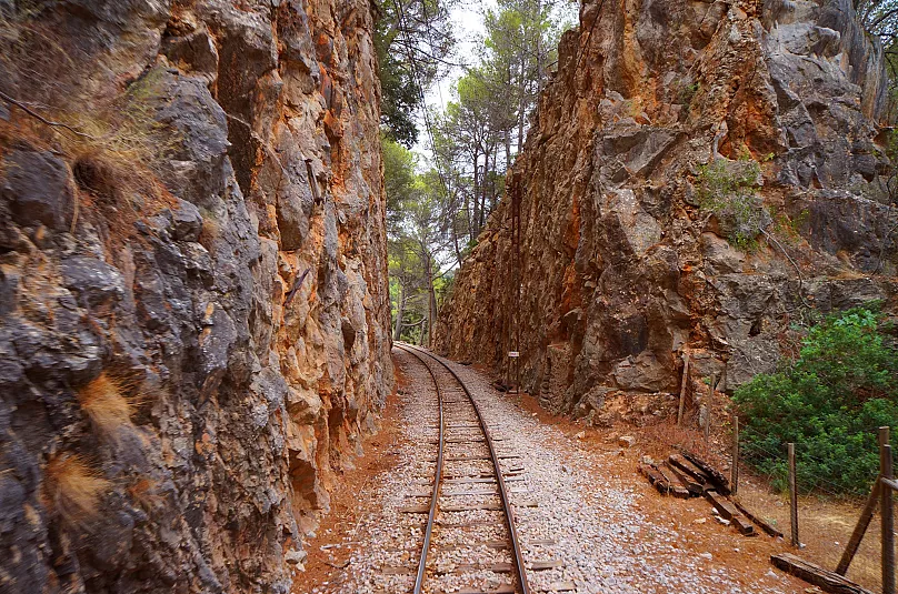 Une voie ferrée sur le trajet ferroviaire de Sóller.