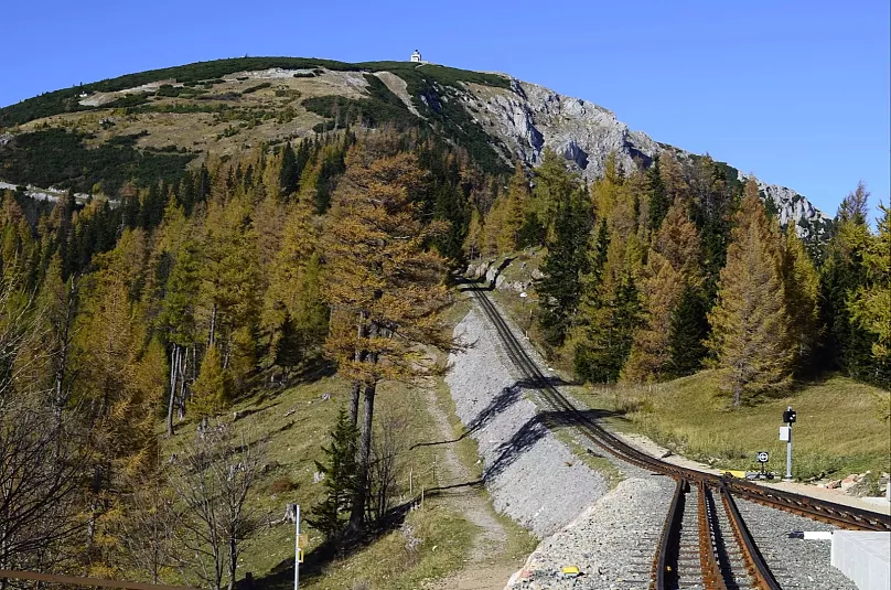 Vues panoramiques sur le chemin de fer du Schneeberg.