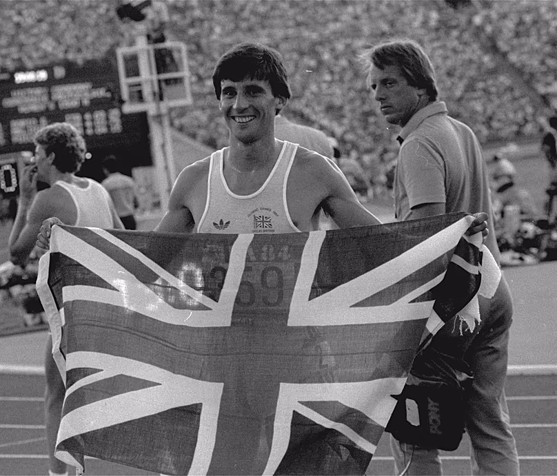 Sebastian Coe avec le drapeau britannique peu après sa victoire au 1 500 m aux Jeux Olympiques de Los Angeles en 1984