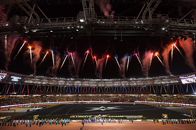 Feux d'artifice au-dessus du stade de Budapest à la fin de l'Ultimate Championship