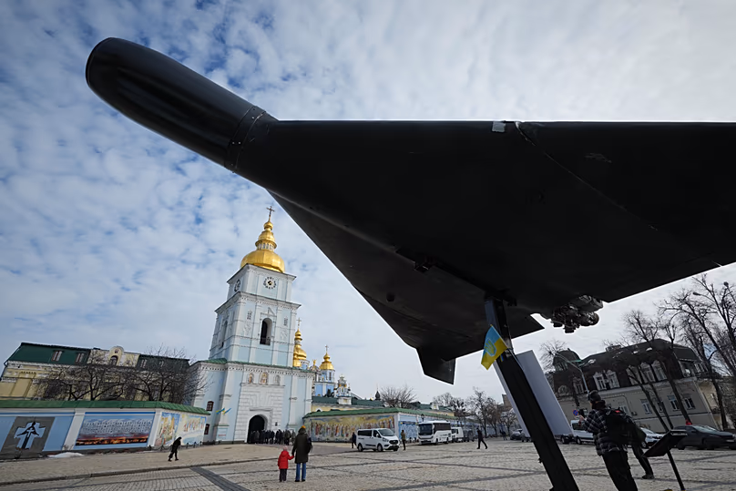 DOSSIER : Le drone russe « Geran-2 » est exposé dans le cadre d’une exposition d’équipements militaires russes détruits, visible au premier plan. 28 février 2026,