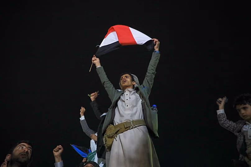 Des partisans célèbrent lors d'un rassemblement pour célébrer la prise par le groupe du détroit stratégique de Bab el-Mandeb, à Sanaa, contrôlée par les Houthis, le 11 septembre 2026.
