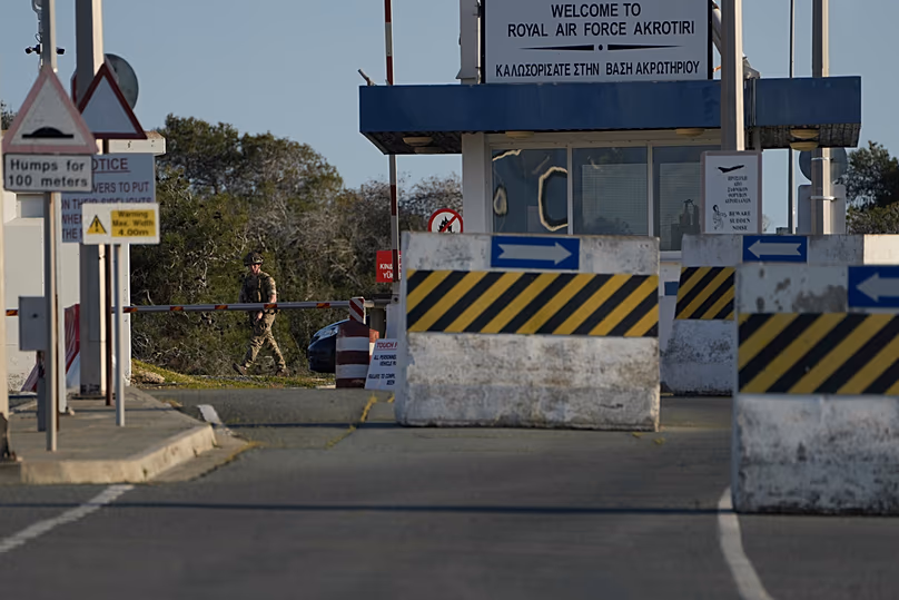 DOSSIER : Un soldat britannique garde l'entrée principale de la RAF Akrotiri du Royaume-Uni, près de Limassol, Chypre, le 5 mars 2026.
