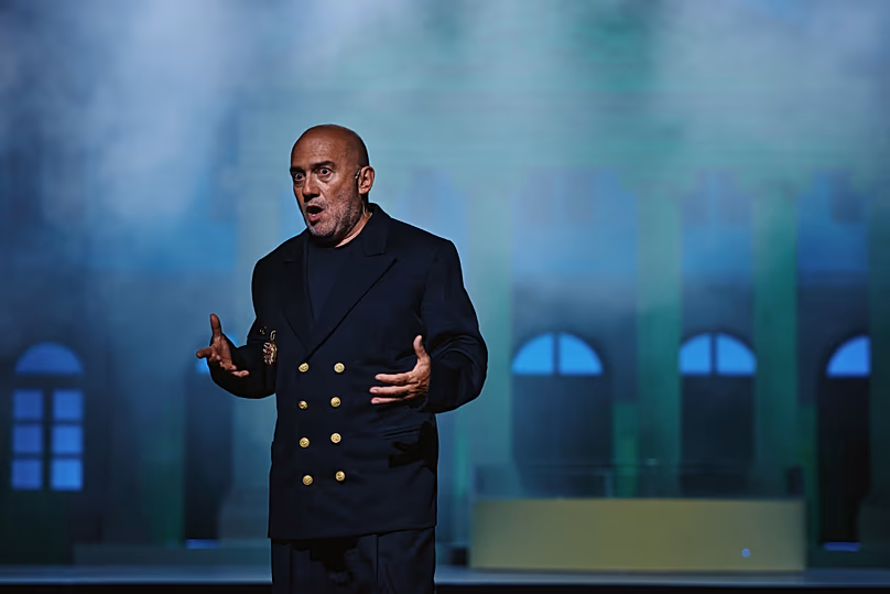 José Raposo sur scène dans le rôle de Macbeth