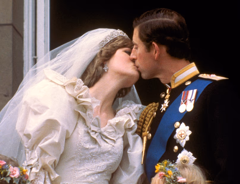 Le prince Charles d'Angleterre embrasse son épouse, l'ancienne Diana Spencer, sur le balcon du palais de Buckingham à Londres, le 29 juillet 1981.