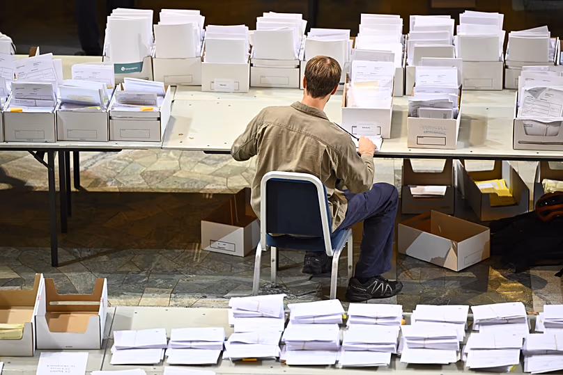 Un travailleur électoral compte les votes anticipés et les votes à l'étranger à l'hôtel de ville de Stockholm, à Stockholm. 16 septembre 2026