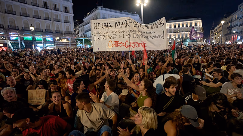 Des gens manifestent après l'expulsion de Maricarmen pour exiger des lois plus strictes protégeant les locataires à Madrid, en Espagne, le 26 septembre 2026.