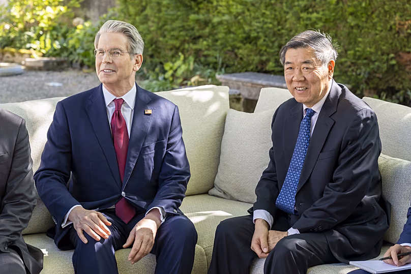 Le secrétaire américain au Trésor, Scott Bessent, s'entretient avec le vice-premier ministre chinois He Lifeng lors d'une réunion bilatérale américano-chinoise à Genève, en Suisse, le 10 mai 2025.