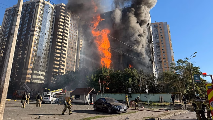 Un immeuble de bureaux en feu, à la suite des frappes russes sur le centre d'Odessa.
