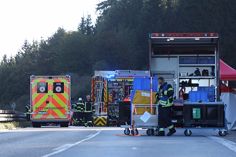 Les services d'urgence sur place après qu'un bus touristique ait quitté une autoroute, à Buchloe, en Allemagne, le dimanche 27 septembre 2026.