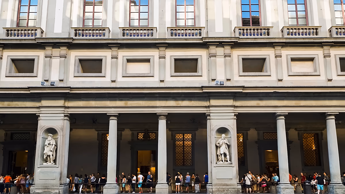 Averse à Florence : la pluie tombe à verse sur les Offices et le palais historique Pitti