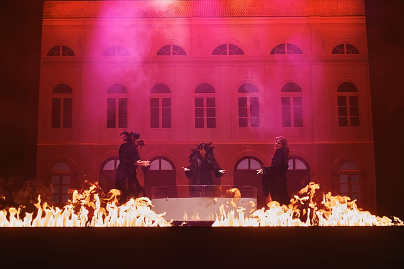 La production dirigée par Pedro Penim utilise du vrai feu sur scène