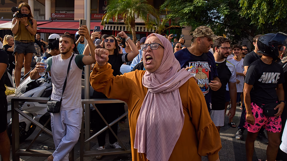 Ceuta fait face à une deuxième nuit de manifestations tendues : le gouvernement et les médias dans la ligne de mire