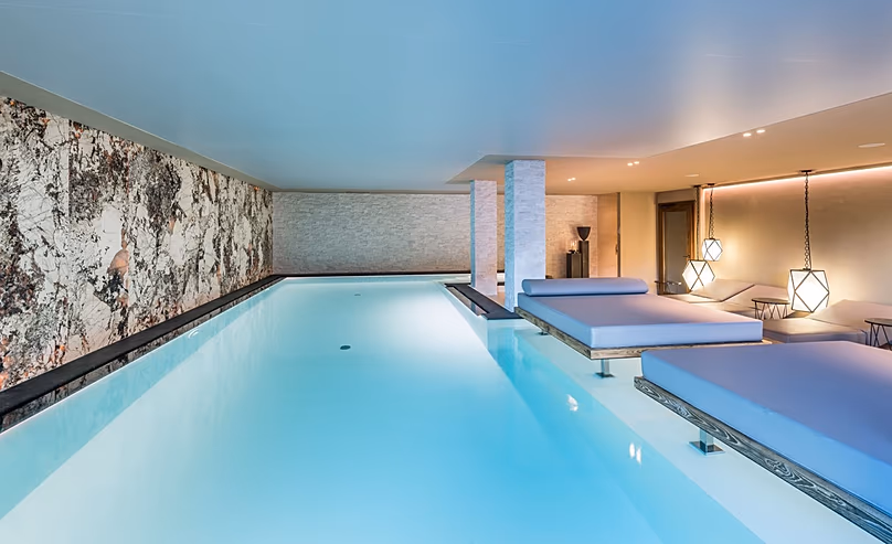 Le spa REVĪVŌ dispose de salles de soins, d'un sauna et d'un hammam traditionnel ainsi que d'une piscine intérieure-extérieure.