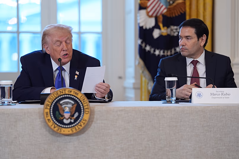 DÉPOSER. Le président américain Donald Trump lit une note du secrétaire d'État américain Marco Rubio demandant au vice-président de Chevron de s'exprimer lors d'une réunion avec des dirigeants pétroliers, janvier 2026.