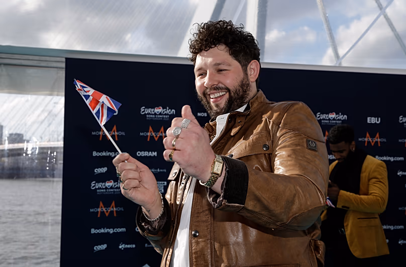 James Newman du Royaume-Uni pose pour les photographes à son arrivée à l'événement Tapis Turquoise du Concours Eurovision de la chanson 2021.