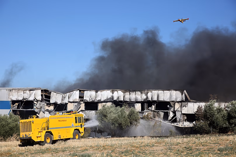 Des avions et des véhicules de lutte contre les incendies opèrent sur le site de l'accident du chasseur F-4 Phantom de l'armée de l'air hellénique.