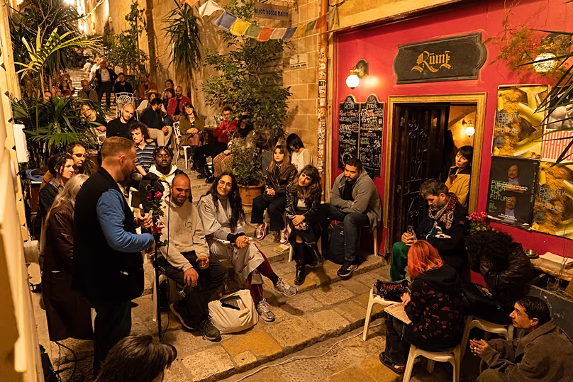 « Poésie du futur » de Ponks au café Rumi de La Valette lors de la Biennale de Malte 2026