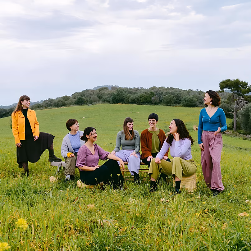 Pitxorines est un projet musical composé de huit musiciennes de Majorque, unies par leur désir de rechercher, préserver et réinterpréter le recueil de chansons populaires majorquines.