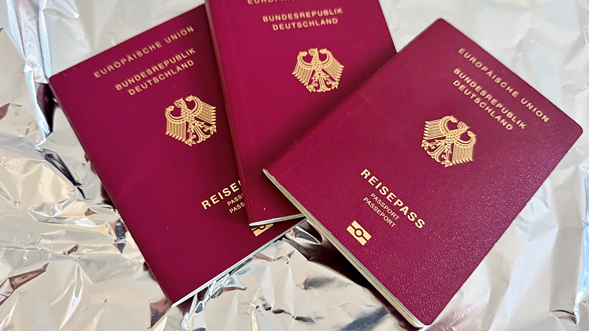 Emballer les passeports dans du papier aluminium pour arrêter les pirates : une nouvelle tendance en matière de voyage devient virale