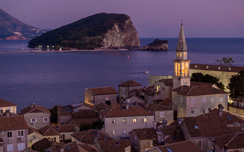 Budva combine une vieille ville médiévale fortifiée avec des plages et une vie nocturne animée