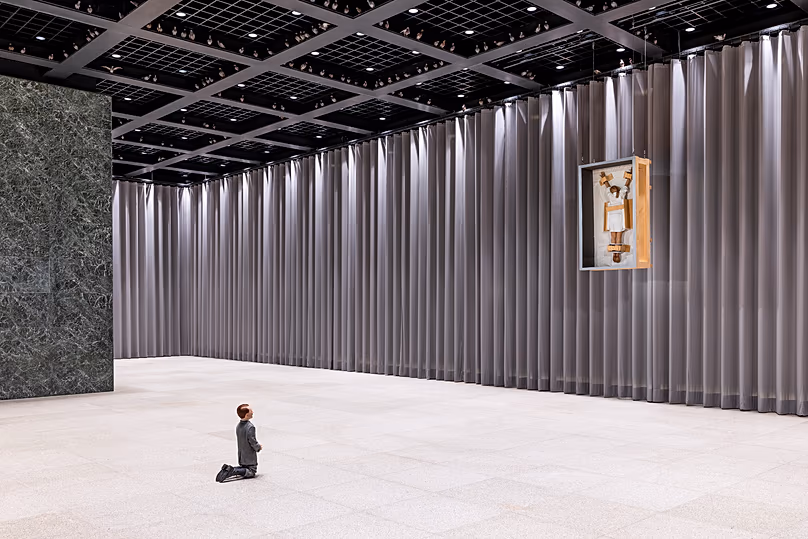 La sculpture controversée de Maurizio Cattelan, Lui, montre Adolf Hitler agenouillé dans un geste ressemblant à une prière.